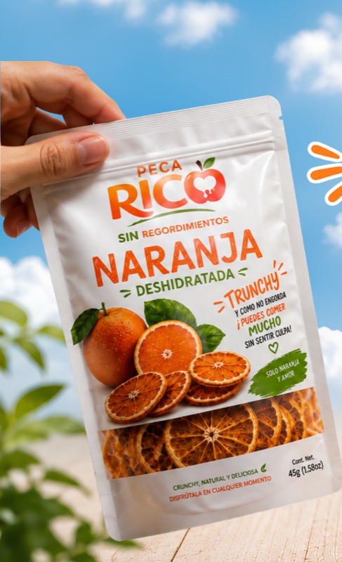 Bolsa de naranja deshidratada Peca Rico sostenida en la mano.