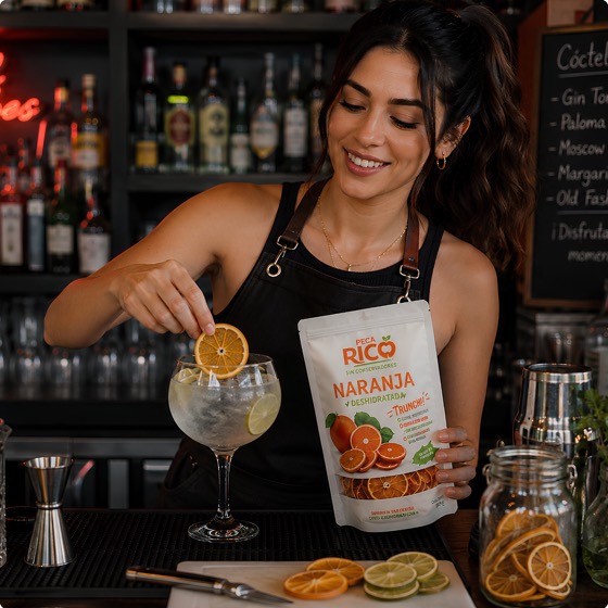 Naranja deshidratada Peca Rico usada para decorar bebidas en un bar.